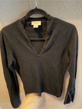 Neiman Marcus Cashmere Black Cropped Sweater Medium 100% Cashmere V Neck